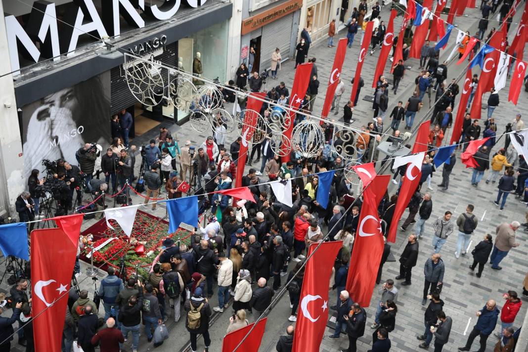 İstiklal Caddesi, Türk bayraklarıyla donatıldı 22